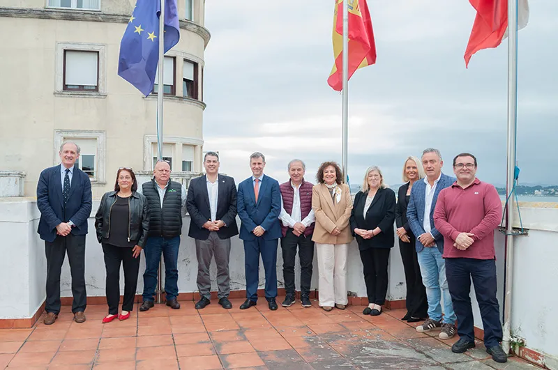 MArtinez Abad junto con los seis alcaldes de los municipios que conforman la nueva Asociación 'Los Pueblos Más Bonitos de España en Cantabria' . (Foto Jimena Aguirre)