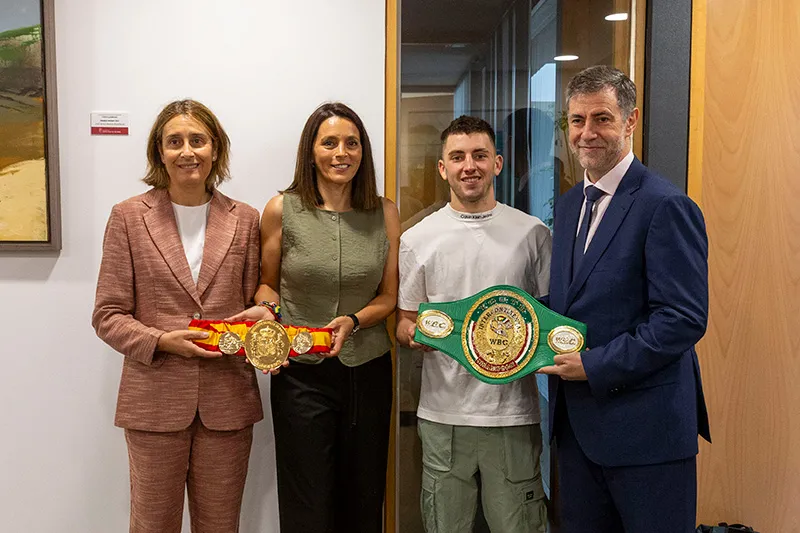 De izquierda a derecha, la directora general de Deporte, Susana Ruiz, la alcaldesa de Santa Cruz de Bezana, Carmen Ruiz, el Campeón de España de Boxeo de peso gallo, Bruno Macho, y el consejero de Deporte Luis Martínez Abad. (Foto: Miguel Lopez)