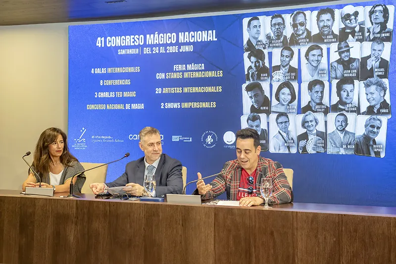 De izquierda a derecha, Carmen Sampedro, responsable de Santander Convention Bureau, el consejero de Cultura, Luis Martínez Abad, y el mago, Raúl Alegría. (Foto: Emma Portillo)