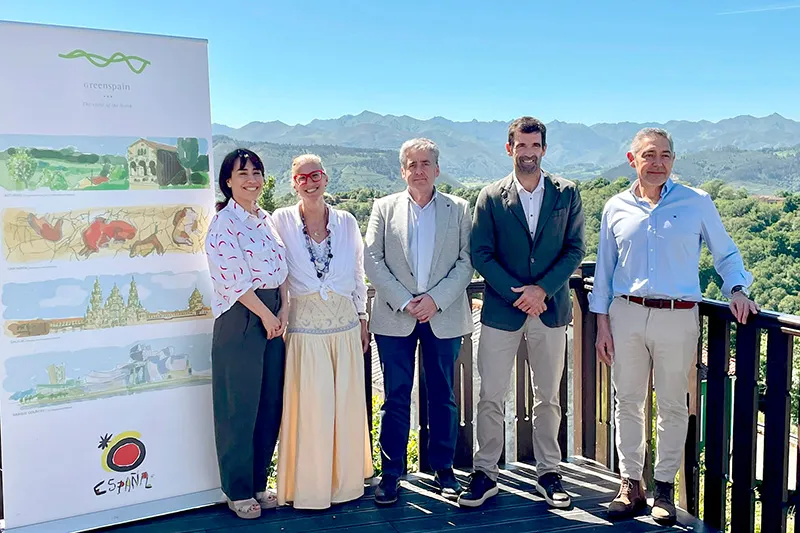 En la foto, de izquierda a derecha: la subdirectora adjunta de Marketing Exterior del Turismo de Turespaña, Isabel Alonso; la viceconsejera de Turismo del Principado, Lara Martínez; el director general de Turismo y Hostelería de Cantabria, José Luis López Vielba; el viceconsejero de Turismo y Comercio de Euskadi, Jakes Aguirrezabal, y el responsable del Área de Imagen y Gestión de marca de Turismo de Galicia, José Ramón Castiñeiras. (Foto: OFICINA DE COMUNICACIÓN)