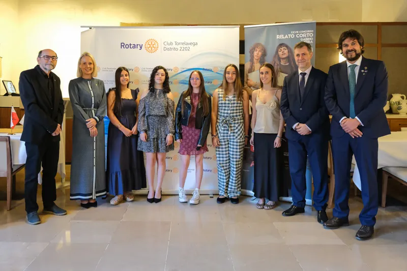 El consejero acompañado por el presidente del jurado, la alcaldesa de Torrelavega, las ganadoras del Certamen y el presidente del Club Rotario de Torrelavega (Foto: Raul Lucio)