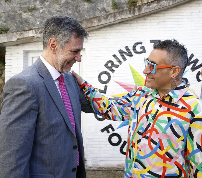 El consejero de Cultura, Luis Martínez Abad, con el artista Oscar San Miguel, Okuda. (Foto: Lara Revilla)