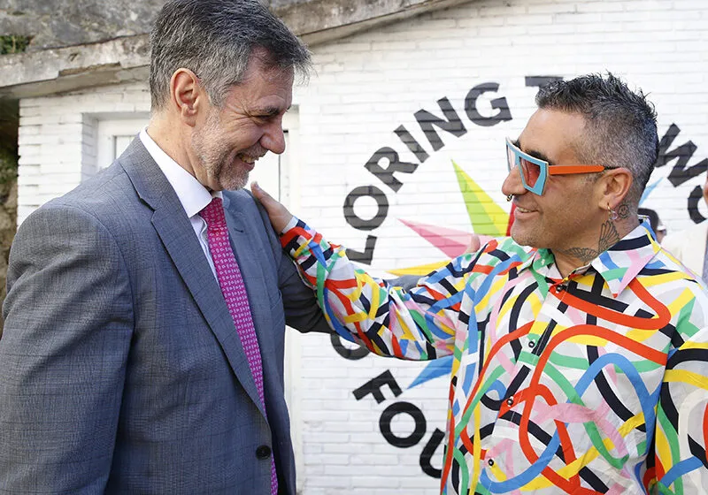 El consejero de Cultura, Luis Martínez Abad, con el artista Oscar San Miguel, Okuda. (Foto: Lara Revilla)