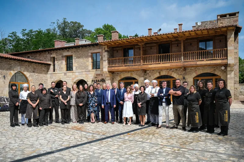 El consejero de Turismo, Luis MArtínez Abad, y el ministro Jordi Hereu, posan en la foto de familia con los trabajadores del parador Santillana-Altamira. (Foto: Raúl Lucio)