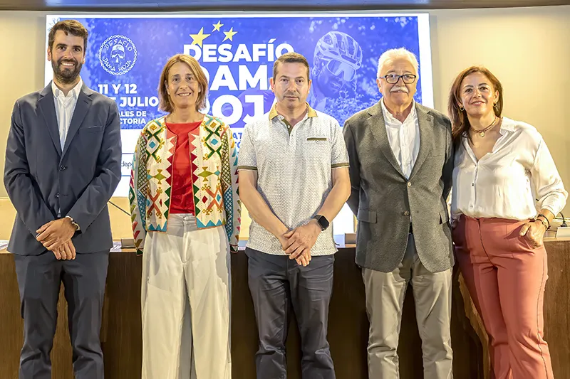 De izquierda a derecha, el director de la prueba, Francisco San Emeterio, la DG de Deporte, Susana Ruiz, el alcalde de Ramales de la Victoria, César Diaz, el vicepresidente de la Federación Cántabra de Ciclismo, y la alcaldesa de Lanestrosa, Belén Pérez. (Foto Emma Portillo)
