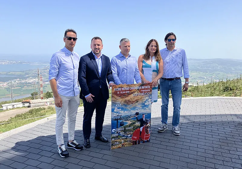 El jinete Kevin González de Zárate; el concejal de Deportes del Ayuntamiento de Medio Cudeyo, Héctor Porras; el presidente del comité organizador, Federico Cobo Casal; la directora general de Cantur, Inés Mier, y el presidente de la Federación Cántabra Hípica, Roberto Laherrán. (Foto: OFICINA DE COMUNICACIÓN)