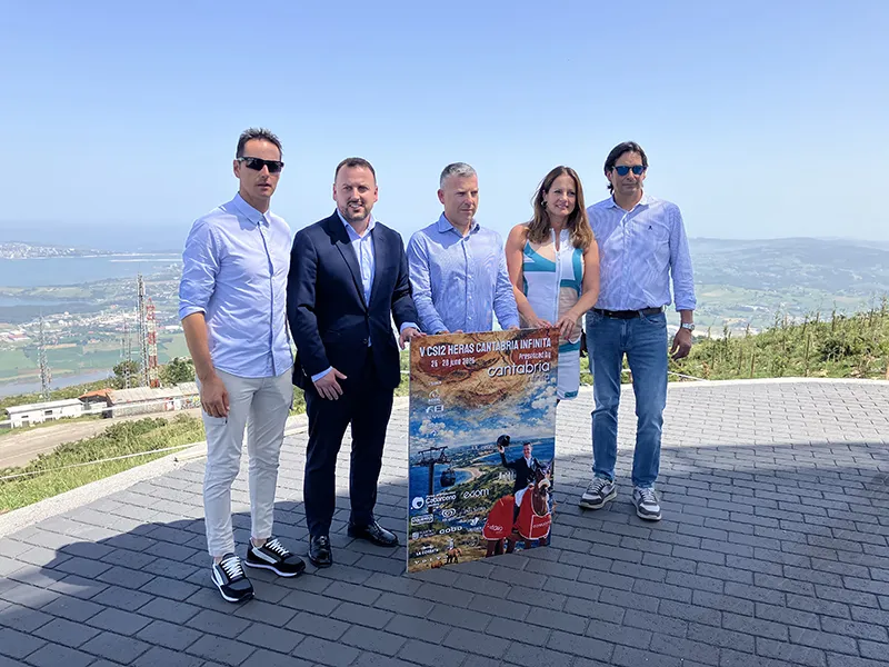El jinete Kevin González de Zárate; el concejal de Deportes del Ayuntamiento de Medio Cudeyo, Héctor Porras; el presidente del comité organizador, Federico Cobo Casal; la directora general de Cantur, Inés Mier, y el presidente de la Federación Cántabra Hípica, Roberto Laherrán. (Foto: OFICINA DE COMUNICACIÓN)