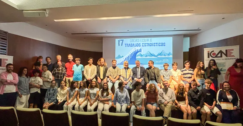 El consejero de Economía, Luis Ángel Agüeros, acompañado de la directora general de Centros e Infraestructuras Educativas, Reyes Mantilla y el director del Instituto Cántabro de Estadística (ICANE), José Ramón Paterna en una foto de grupo junto a todos los premiados (FOTO: Miguel López)