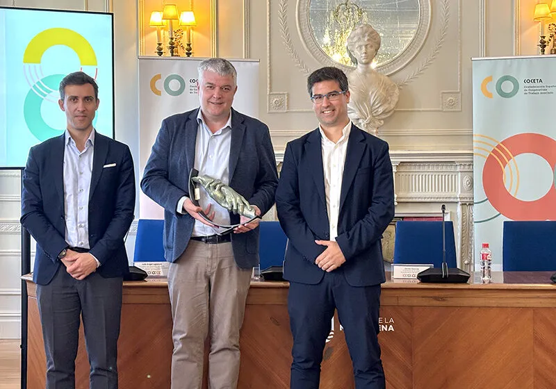 El consejero de Economía, Luis Ángel Agüeros, acompañado del director general de Trabajo, Jaime Alonso, ha recogido un premio en nombre del Gobierno de Cantabria (FOTO: Nacho Romero)
