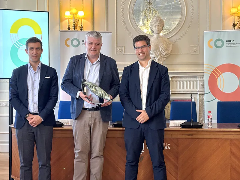 El consejero de Economía, Luis Ángel Agüeros, acompañado del director general de Trabajo, Jaime Alonso, ha recogido un premio en nombre del Gobierno de Cantabria (FOTO: Nacho Romero)
