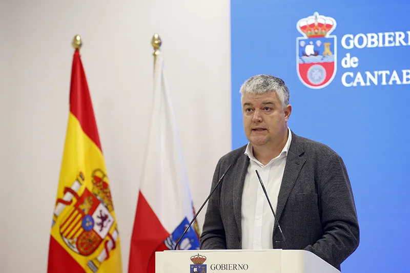 Archivo. El consejero Luis Ángel Agüeros durante una comparecencia ante los medios de comunicación. (Foto: Gobierno de Cantabria)