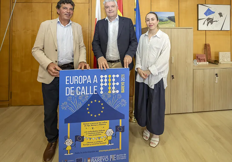 Luis Ángel Agüeros, en el centro, junto a Pedro Prieto y Marta García presentando el cartel de 'Europa a pie de calle Bareyo 2026'. (Foto: Emma Portillo)