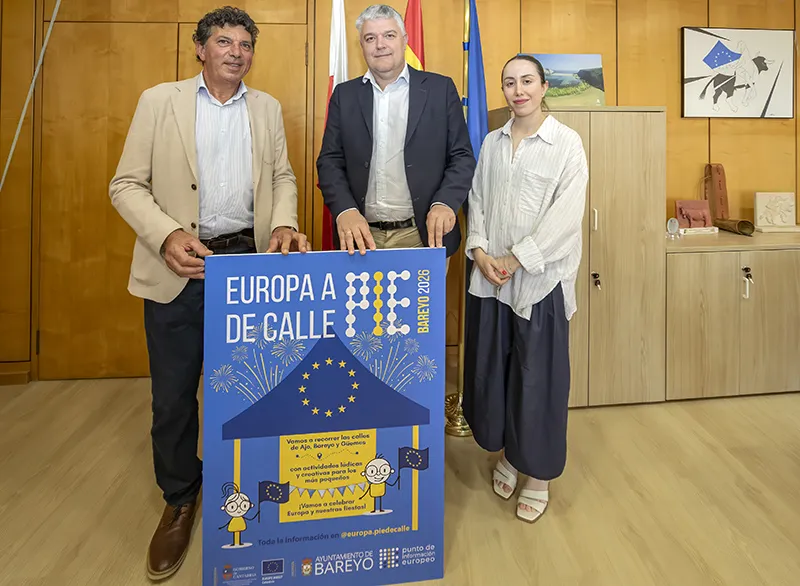 Luis Ángel Agüeros, en el centro, junto a Pedro Prieto y Marta García presentando el cartel de 'Europa a pie de calle Bareyo 2026'. (Foto: Emma Portillo)