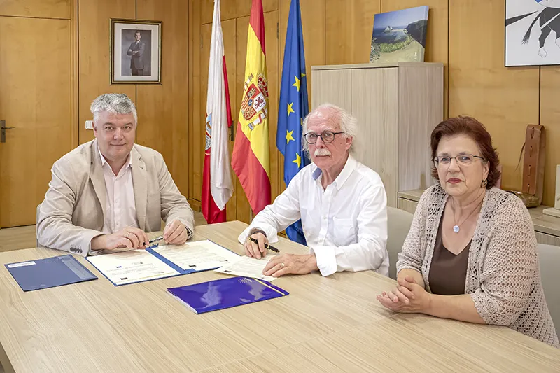 El consejero, junto a los representantes de la Casa de Europa en Cantabria (Foto: Emma Portillo)