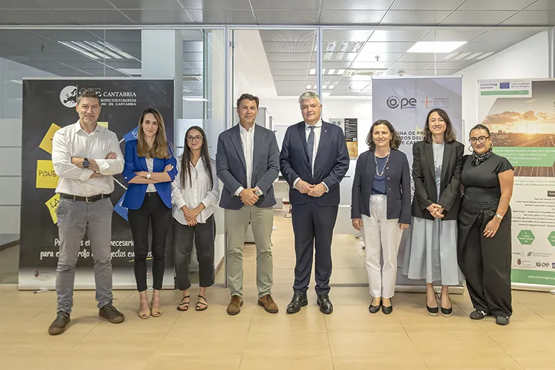El consejero de Economía, Luis Ángel Agüeros, con miembros de la OPE (FOTO: Emma Portillo)