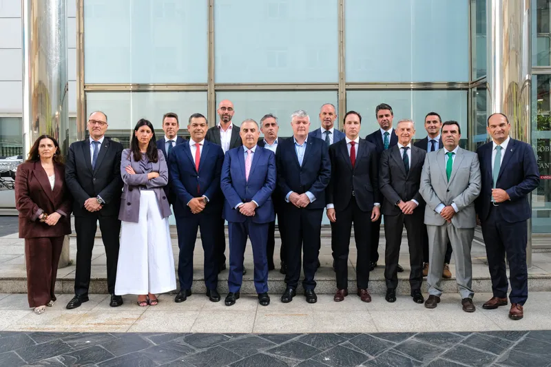 Luis Ángel Agüeros y Roberto Media junto a los representantes de las seis entidades financieras con las que se ha suscrito el convenio. (Foto: Raúl Lucio)