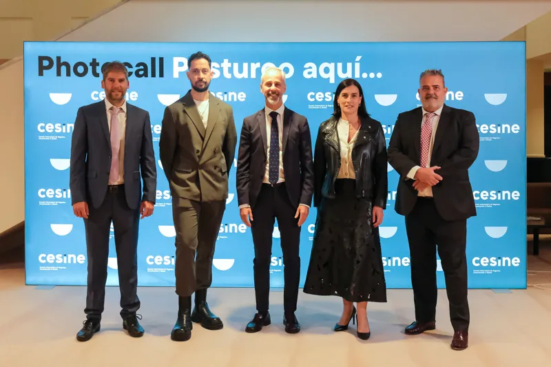 Sergio Silva posa en el photocall del evento junto a Gema Igual, Víctor Hurtado y Juanjo Siguero. (Foto: Raúl Lucio)