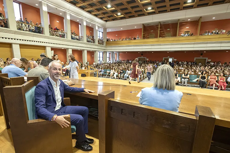 El consejero, durante el acto de entrega de los títulos en el Paraninfo de la UC (Foto: Emma Portillo)