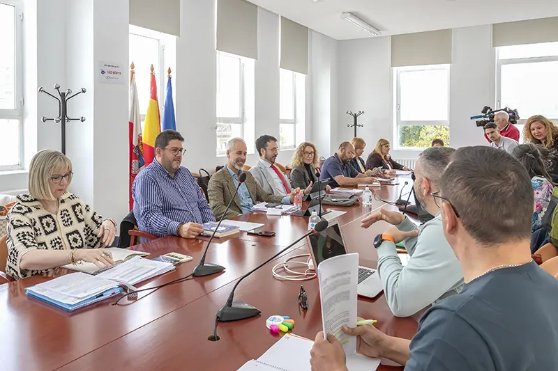 Momento de la reunión celebrada esta mañana en la sede del CEIP Simón Cabarga de Santander. FOTO: Emma Portillo