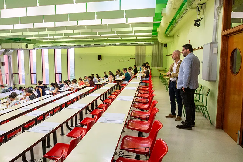 El consejero, junto al director general de Personal Docente, en una de las aulas de la Facultad de Educación (Foto: Miguel López)