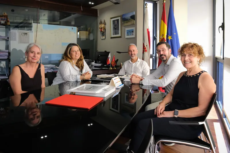 Imagen del encuentro entre el consejero y representantes de APOE-CANT. FOTO: Raúl Lucio