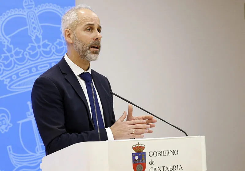 Archivo - El consejero de Educación durante una de sus comparecencias ante los medios de comunicación. (Foto: Gobierno de Cantabria)