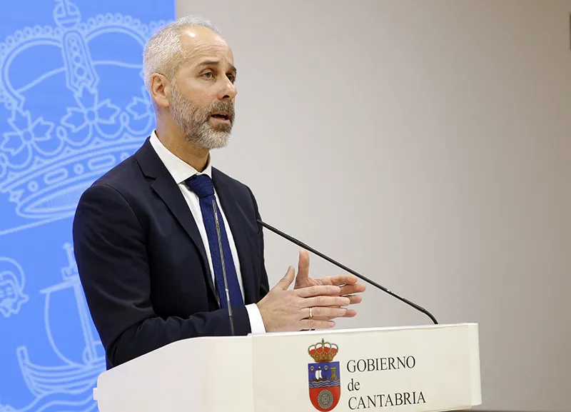 Archivo - El consejero de Educación durante una de sus comparecencias ante los medios de comunicación. (Foto: Gobierno de Cantabria)