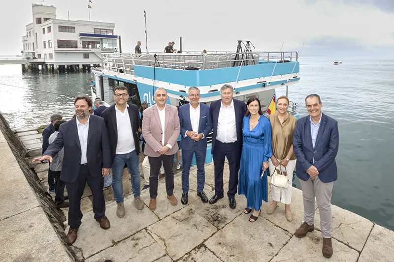 El consejero de Fomento durante la presentación de la nueva línea marítima junto a las autoridades participantes y los representantes de grupo ALSA. (Foto: Emma Portillo)