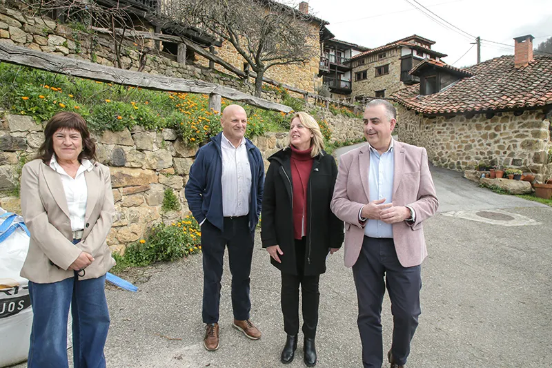 Imagen de archiv de una visita a Cahecho realizada por los consejeros de Fomento, Roberto Media, y de Desarrollo Rural, María Jesús Susinos, junto con el alcalde de Cabezoón de Liébana. (Foto: Nacho Romero)