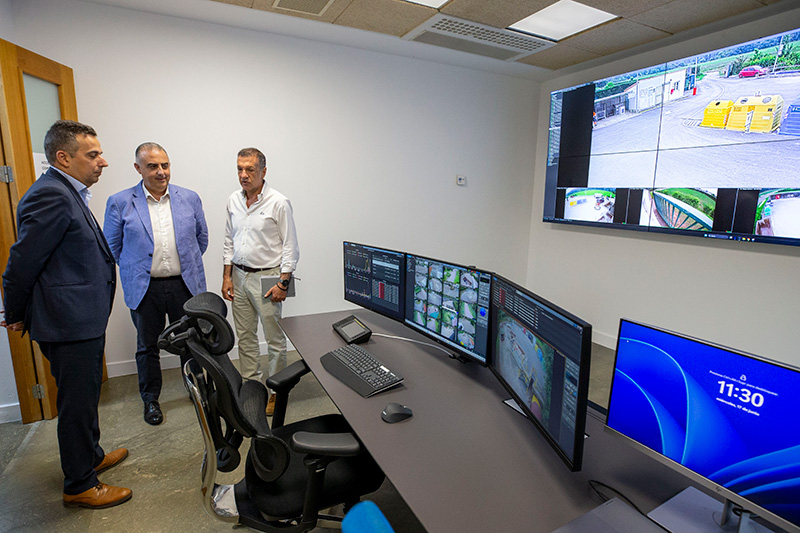 El consejero de Medio Ambiente, Roberto Media, acompañado del director general de MARE, Pedro Ruiz y de Ricardo Ares, de Elecnor Sistemas, visitan la nueva sala de control (FOTO: Miguel López)