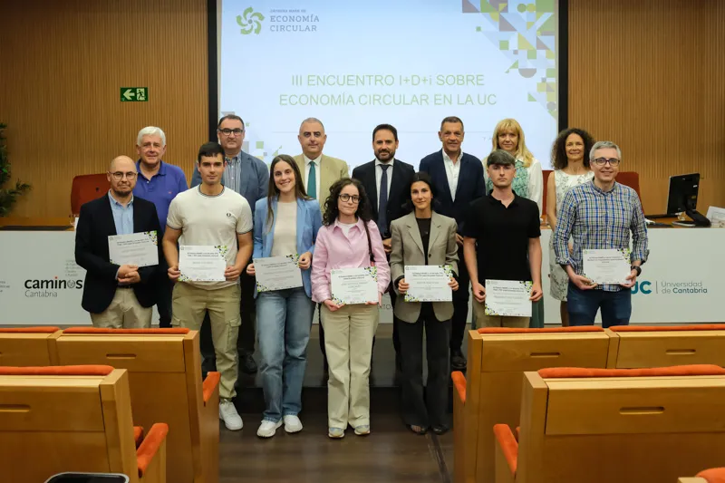El consejero Roberto Media junto a los galardonados en los III Premios MARE. (Foto: Raúl Lucio)