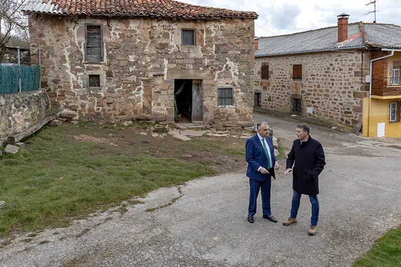 Imagen de archivo del consejero Roberto Media y el alcalde de Valdeolea, Fernando Franco, durante una visita al municipio (Foto: Jose Cavia)
