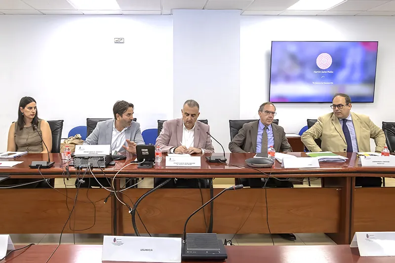 El consejero, junto al director general de Trasportes y Comunicaciones a la izquierda, Pablo Herrán, ha presidido la reunión de la Mesa del Ferrocarril (Foto: Emma Portillo)