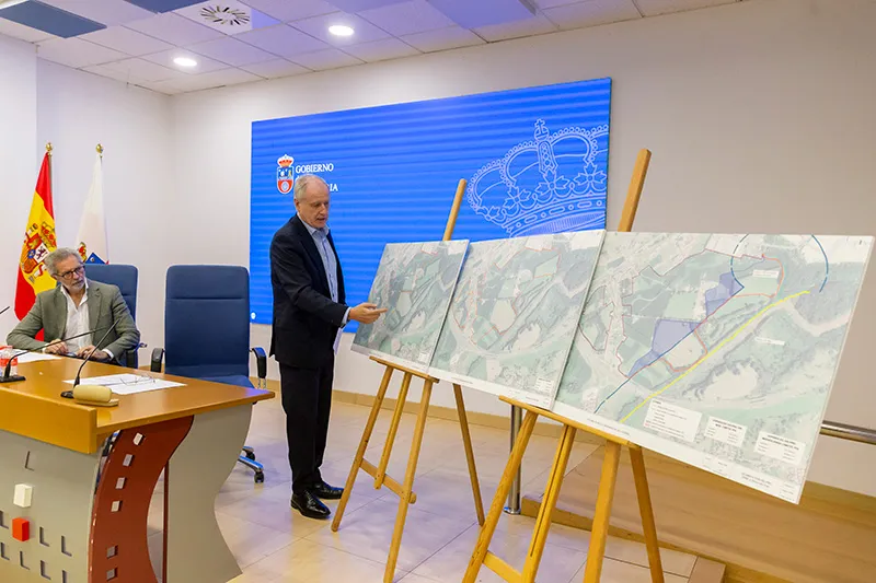 El consejero Arasti explica a los medios de comunicación la propuesta del Gobierno de Cantabria para crear más suelo industrial en el polígono Federico Cobo (Foto: Miguel López)