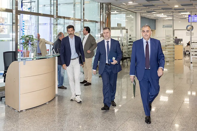 Los consejeros Roberto Media y Luis Martinez Abad entran a la sede del Gobierno junto a uno de los promotores del proyecto, Ignacio Martínez-Peñalver (Foto: Jose Cavia)