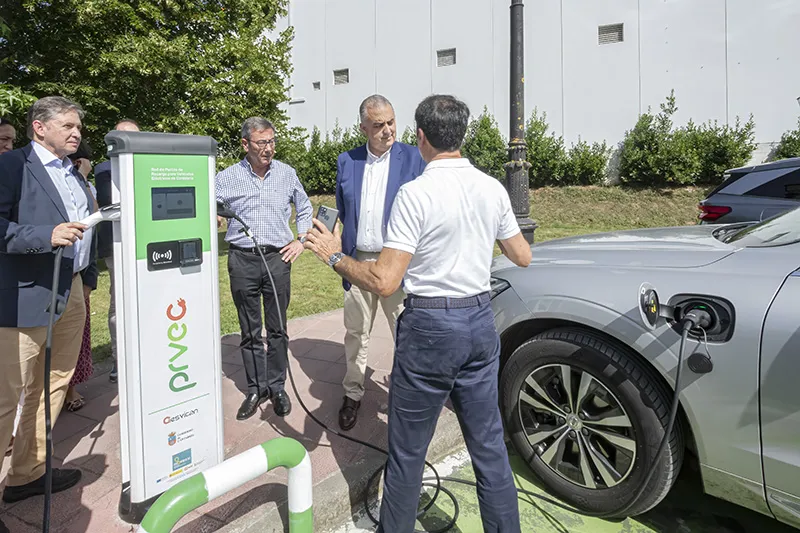 El consejero de Fomento, Roberto Media, junto con el acalde de Santa María de Cayón, Francisco Viar, en el nuevo punto de recarga eléctrica ubicado en Sarón. (Foto: Emma Portillo)