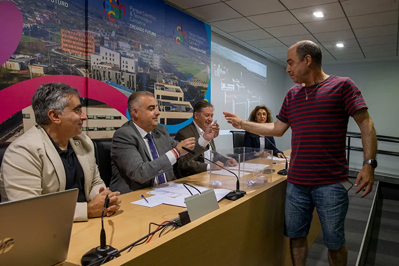 Un voluntario de los presentes en el acto ha procedido a sacar los numeros de los expedientes beneficiarios (Foto: Miguel Lopez)