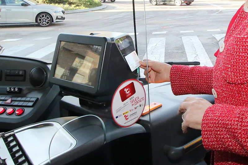 Para acceder a estas bonificaciones será necesario disponer de la Tarjeta Interoperable de Transporte de Cantabria en su modalidad personalizada (Foto: Oficina de Comunicación)