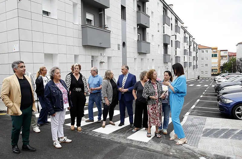 El consejero de Vivienda, Roberto Media, acompañado de la alcaldesa de Santander, Gema Igual; el director general de Vivienda, Carlos Montes y la concejala de Barrios, Participación Ciudadana y Servicios Generales, Lorena Gutiérrez durante la visita al barrio (FOTO: Lara Revilla)