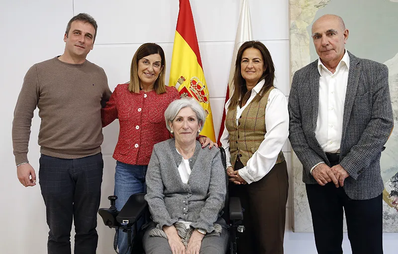 Imagen de archivo de la reuníón de la presidenta con los responsables de la asociación CanELA. (Foto: José Cavia)