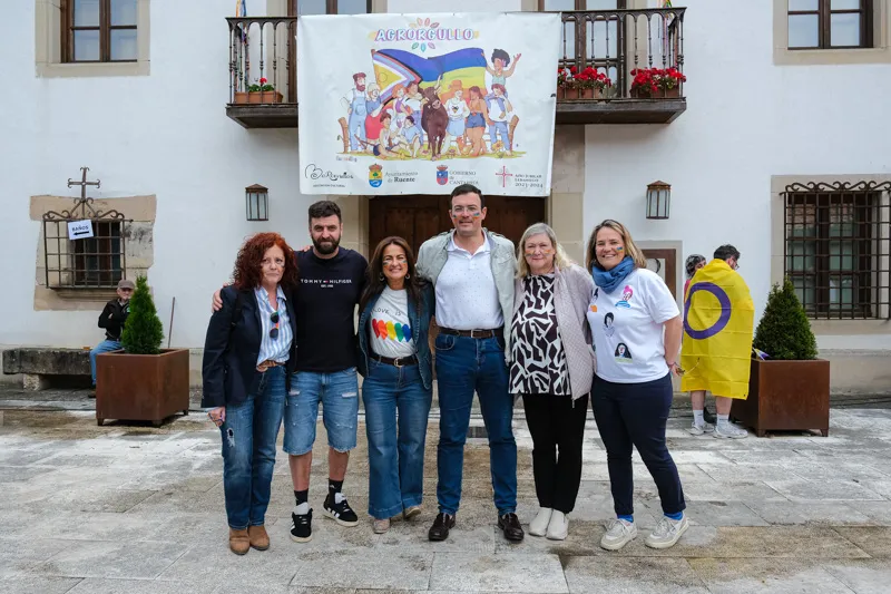 La consejera junto al alcalde de Ruente y las directoras generales de Igualdad y Mujer y Juventud, Cooperación al Desarrollo y Voluntariado. (Foto: Raúl Lucio)