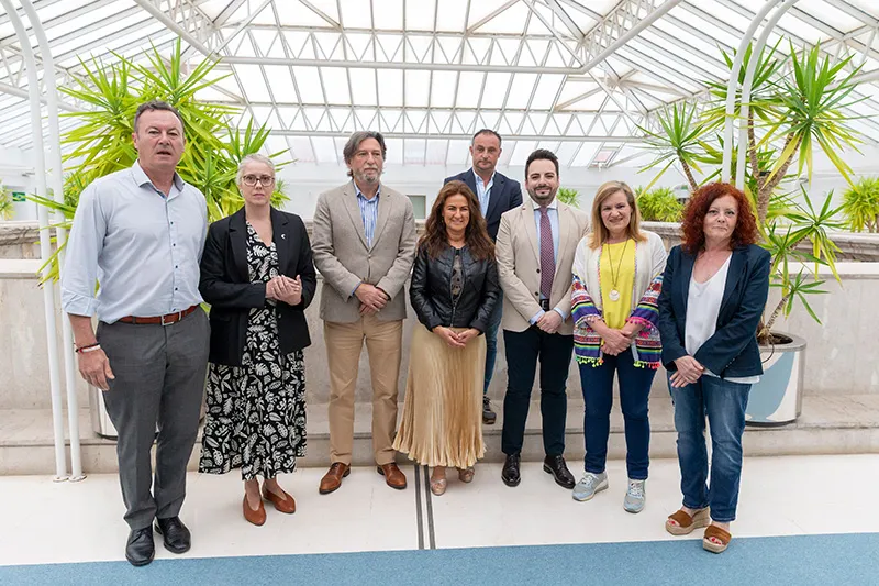 La consejera de Inclusión Social junto a miembros de la comisión parlamentaria. (Foto: Miguel López)