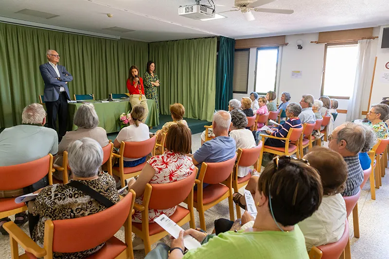 La consejera de Inclusión Social en la presentación del programa a los usuarios del Centro de Mayores de Torrelavega. (Foto: Miguel López)