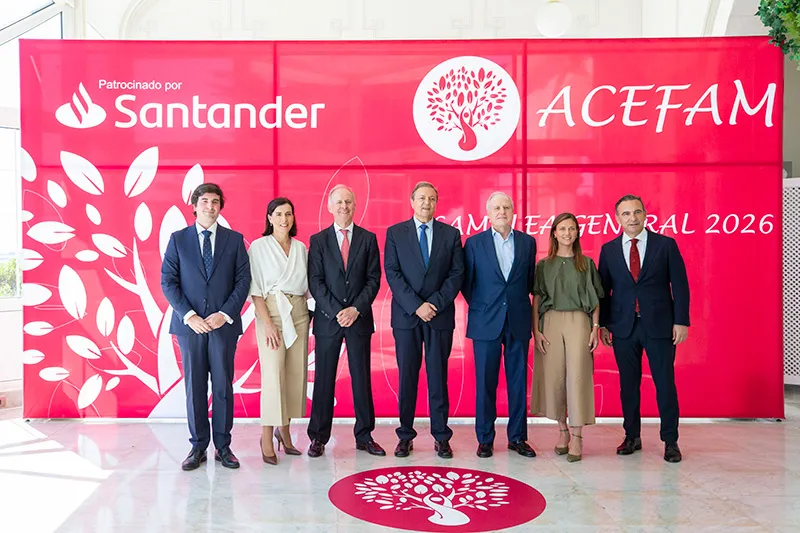 El consejero, junto al resto de autoridades, en la asamblea anual de ACEFAM, celebrada en el Hotel Real de Santander (Foto: Miguel López)