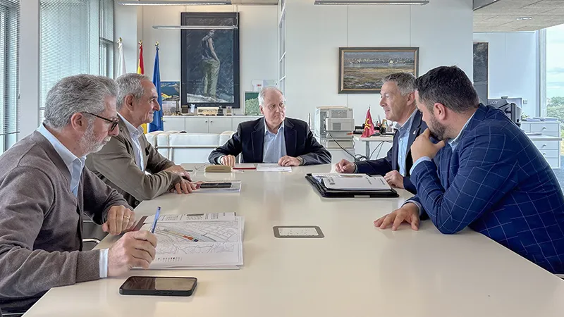 El consejero, durante su reunión con el alcalde de Campoo de Enmedio (Foto: Oficina de Comunicación)