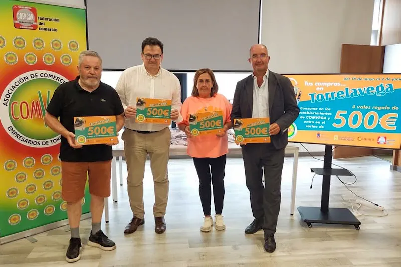 En el sorteo estuvieron presentes el director general de Comercio y Consumo del Gobierno de Cantabria, Rosendo Ruiz; la representante de COMVEGA, Marta Saiz; el presidente de la Comisión de Comercio de la Cámara de Torrelavega, Rodolfo del Barrio; y el secretario general de COERCAN, Gonzalo Cayón (Foto: Oficina de Comunicación).