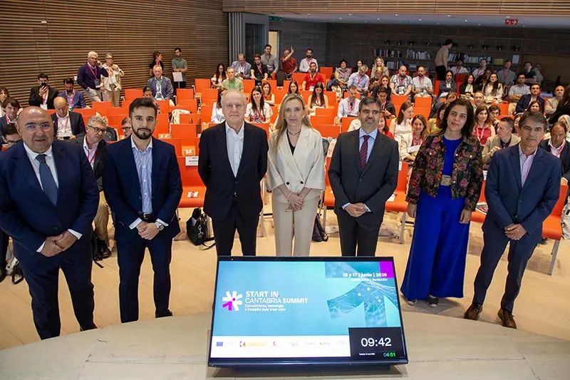 El consejero, junto al resto de autoridades, en el evento celebrado en el Centro Botín de Santander (Foto: Nacho Romero)