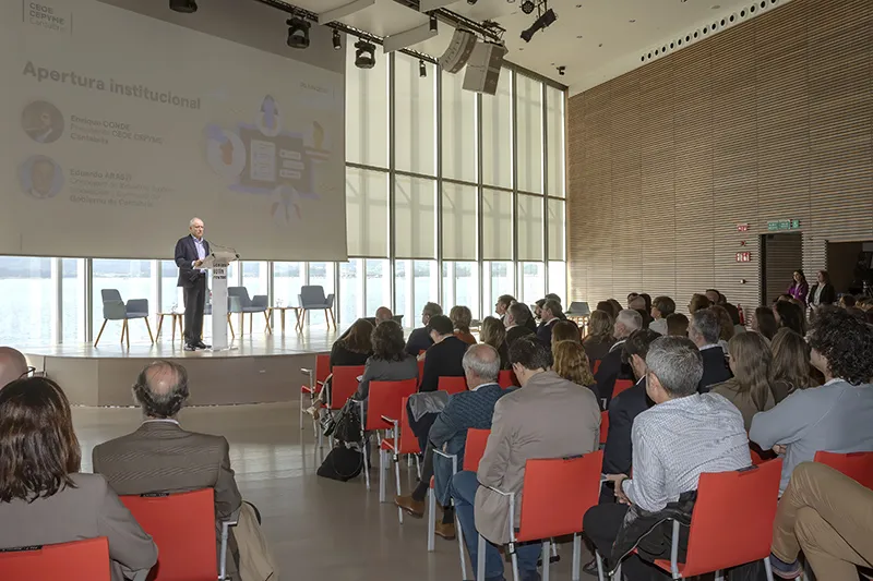 El consejero Arasti, durante su intervención en el plenario de CEOE CEPYME Cantabria en el auditorio del Centro Botín de Santander (Foto: Emma Portillo)