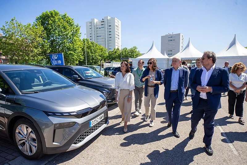 Arasti, junto al resto de autoridades, en la Expo del Vehículo de Santander, en los aparcamientos de los Campos de Sport de El Sardinero (Foto: Miguel López)