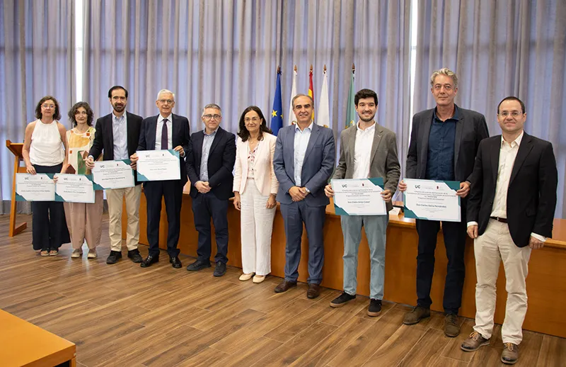 El director general de Innovación, junto al resto de autoridades y los premiados (Foto: Universidad de Cantabria)